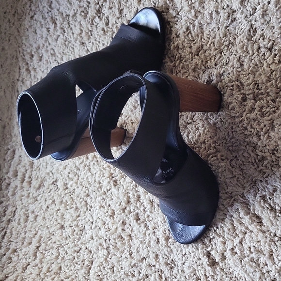 Women's shoes - Picture 1 of 5